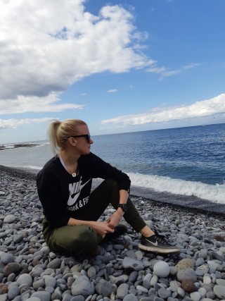Sandra Eriksson blickar ut över havet. Sandra Eriksson blickar ut över havet.